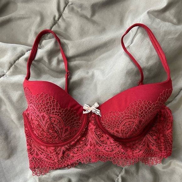 Victoria’s Secret red bra 32 D - fits more like a C - Picture 1 of 3